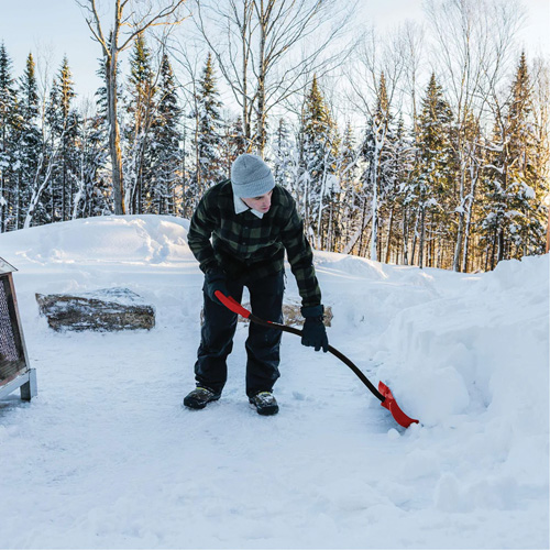 Pelle &agrave; neige Yukon, Lame Polypropyl&egrave;ne, Largueur 18", Manche Prise en D ergonomique Toolneeds Inc.