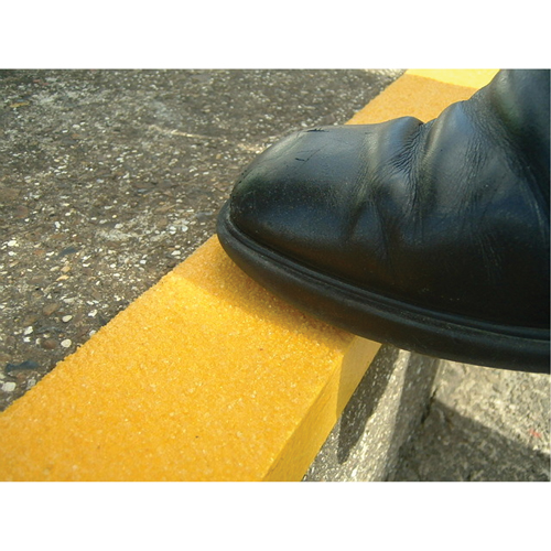 Rebords de marches antid&eacute;rapants Safestep, 2,75" la x 59" lo, Jaune Toolneeds Inc.