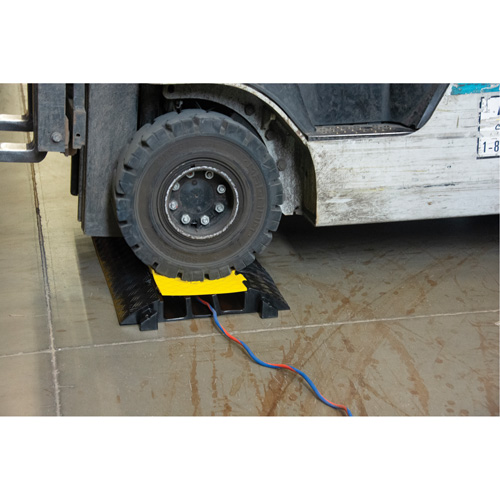 Protecteur de c&acirc;bles en polyur&eacute;thane, 3 canaux, 35,43" lo x 19,69" la x 3" h Toolneeds Inc.