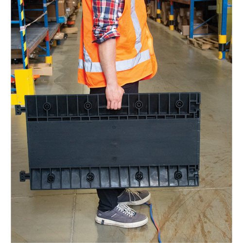 Protecteur de c&acirc;bles en polyur&eacute;thane, 3 canaux, 35,43" lo x 19,69" la x 3" h Toolneeds Inc.