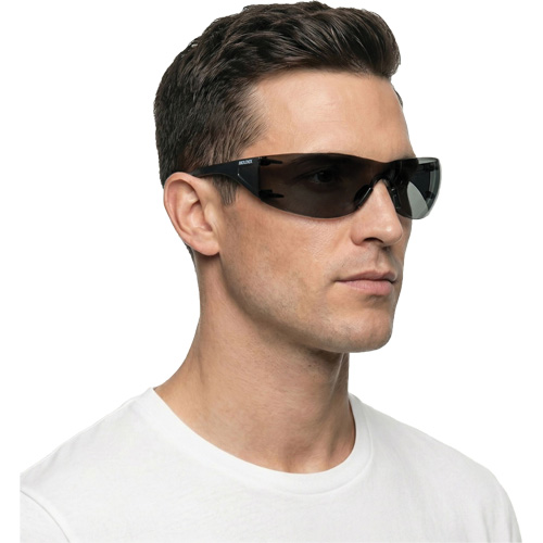 Lunettes de s&eacute;curit&eacute; Adapt Lite, Lentille Fum&eacute;e, Antibu&eacute;e/Anti-&eacute;gratignures, ANSI Z87+/R&eacute;pond ou surpasse la norme CSA Z94.3 Toolneeds Inc.