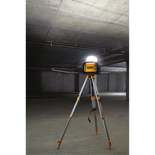 Baladeuse polyvalent sans fil Tool Connect 20V Max, DEL, 5000 lumens, Boîtier en Plastique Toolneeds Inc.