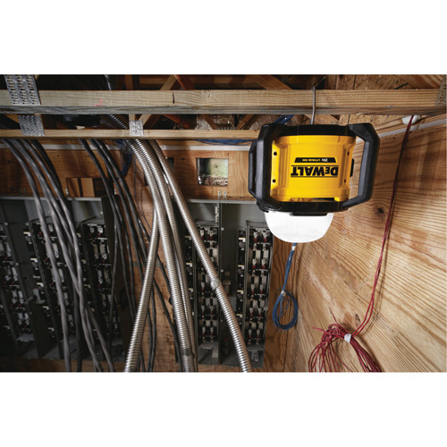 Baladeuse polyvalent sans fil Tool Connect 20V Max, DEL, 5000 lumens, Boîtier en Plastique Toolneeds Inc.