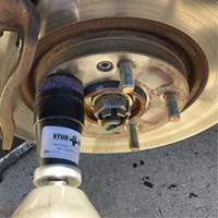 Outil de nettoyage pour moyeux, goujons et roues &agrave; entraînement par chocs STUD KLEEN Toolneeds Inc.