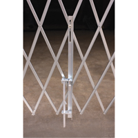 Barri&egrave;res de s&eacute;curit&eacute; galvanis&eacute;es repliables, Repliable simple fixe, 4' lo x 6' h d&eacute;ploy&eacute; Toolneeds Inc.