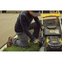 Trousse tondeuse &agrave; gazon autopropuls&eacute;e sans balais sans fil avec roues motrices arri&egrave;res 60 V MAX*, Pouss&eacute;e automatique, &agrave; pile, Largeur de coupe 21" Toolneeds Inc.