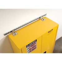 Attache de retenue contre les s&eacute;ismes pour armoire Sure-Grip Ex pour produits inflammables Toolneeds Inc.