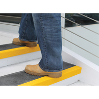 Rebords de marches antid&eacute;rapants Safestep, 13,5" la x 48" lo, Noir & jaune Toolneeds Inc.