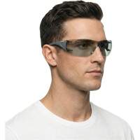 Lunettes de s&eacute;curit&eacute; Adapt Lite, Lentille Int&eacute;rieur/ext&eacute;rieur, Antibu&eacute;e/Anti-&eacute;gratignures, ANSI Z87+/R&eacute;pond ou surpasse la norme CSA Z94.3 Toolneeds Inc.